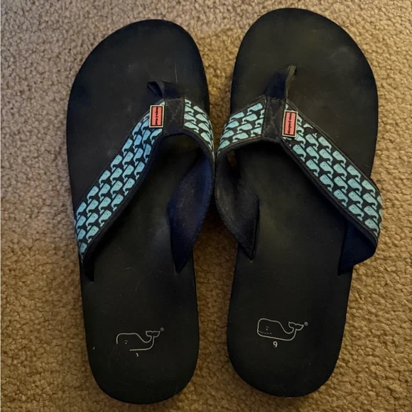Vineyard Vines Whale Pattern Flip Flops - Picture 1 of 2